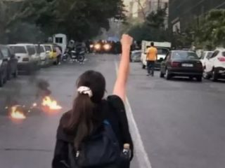 ویدیوهای کوتاه پر بازدید از وقایع دیروز دوشنبه ۴ مهر ماه: کتک زدن چندنفره یک دختر معترض