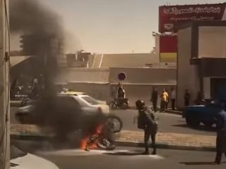 معترضان «مجسمه قاسم سلیمانی » را سوزاندند و خیابان «جمهوری اسلامی» را بستند