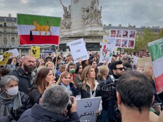 یاسمین و نور پهلوی در میان جمعیت تظاهر کنندگان پاریس