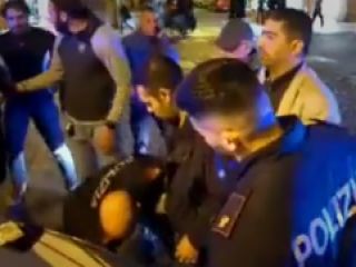 ویدیوی بازداشت مدیرعامل سرامیک سینا وابسته به بنیاد مستضعفان در ایتالیا در حال جاسوسی از معترضین