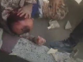 له شدن یکی دیگر از نیروهای جمهوری‌اسلامی زیر دست و پای مردم. سنندج ۱۶ مهر ۱۴۰۱