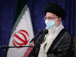 خامنه‌ای: غلط بکند کسی حتی به کَندن درخت جمهوری اسلامی فکر کند