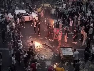 گفتگو با متخصص جنبش‌های اجتماعی؛ آیا ایران در آستانه انقلاب است؟