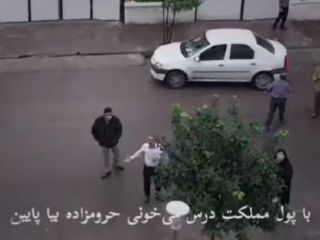 تهدید و فحاشی دانشجویان دختر توسط اراذل و اوباش بسیجی مقابل خوابگاه دخترانه ریحانه بابل- ۶آبان