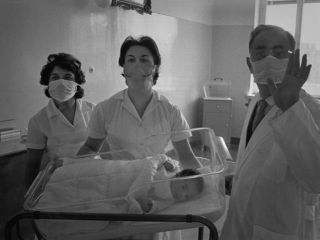 عکسهای کمتر دیده شده از تولد رضا پهلوی ۶۱ سال پیش