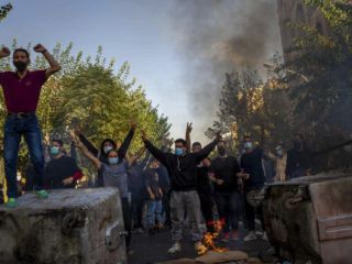 لیبراسیون : ایران وارد پویش خودجوش انقلاب شده و هیچ سازشی میان حکومت و جامعه امکانپذیر نیست