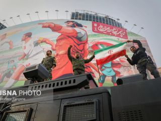 جشن پیروزی تیم ملی روی ماشین های آب پاش یگان ویژه، بسیج بسیجیان و لباس شخصی ها برای جشن روبروی دوربین