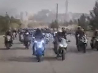 رژه دیدنی انبوه موتورسواران تهرانی به یاد حمیدرضا روحی