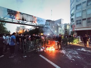 تداوم اعتراضات گسترده در یکشنبه شب؛ هر دوپایم را در بازداشت شکستند ولی اجازه درمان نمی دهند