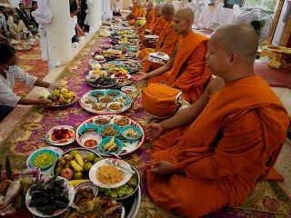 توقف آیین‌های عبادی؛ راهبان معبدی در تایلند راهی مرکز ترک اعتیاد شدند
