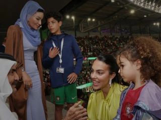 استقبال بانوی اول قطر از خانواده رونالدو در استادیوم - عکس
