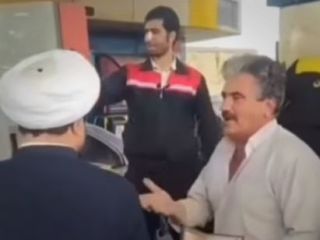 راننده وانت در پمپ بنزین برای آخوند ترانه یساری میخواند:کی هستی و چی هستی فقط خدا میدونه