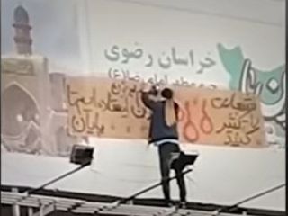 دختر جوان در ولیعصر تهران «بنر انقلابی» نصب می‌کند: خامنه‌ای به پایان سلام کن