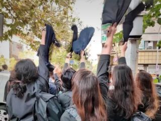 رسانه نزدیک به سپاه: ارسال پیامک «تذکر حجاب» به مالکان خودروها از سر گرفته شد