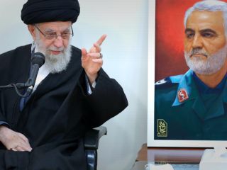 خامنه‌ای: خصوصیات سردار سلیمانی را ماورایی و دست‌نیافتنی جلوه ندهید