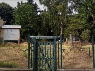 شهرداری نوفل لوشاتو تابلوی عکس خمینی را «از انظار عمومی پنهان می‌کند»