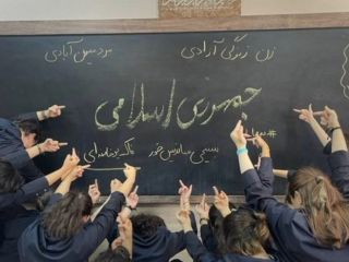 رئیس سازمان مدارس و مراکز غیردولتی ایران: خامنه‌ای ناراضی است؛ کتاب‌های زبان تغییر می‌کند