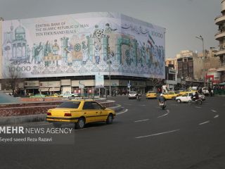 تصویر ۱۰۰۰ تومانی بر بیلبورد میدان انقلاب تهران