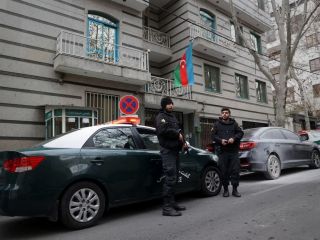 کارکنان سفارت جمهوری آذربایجان در حال ترک تهران