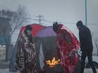 سرما، کمبود چادر و موادغذایی در خوی؛ یک زلزله‌زده: فرماندار گفت «به من ربط» ندارد