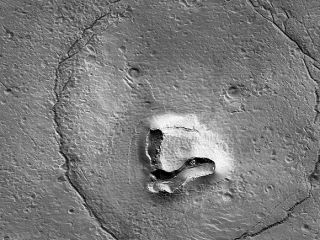 مدارگرد ناسا تصویری شبیه صورت خرس از مریخ ثبت کرد