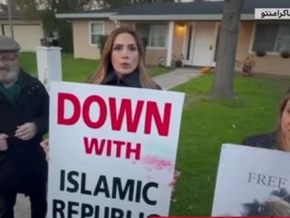 تجمع اعتراضی مقابل خانه پسر جواد لاریجانی در ساکرامنتو، کالیفرنیا