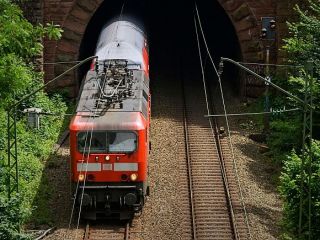 گاف بزرگ اسپانیایی ها: میلیون ها یورو برای قطارهایی که از تونل ها نمی توانند رد شوند