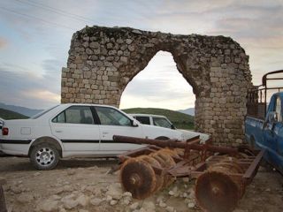 تبدیل آتشکده ساسانی کازرون به پارکینگ ماشین‌های سنگین کشاورزی و سواری