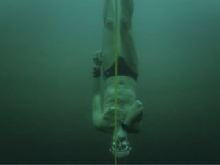 رکوردشکنی دوباره شناگر چک؛ رفتن به عمق دریاچه‌ای یخ‌زده در سوئیس