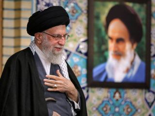 علی خامنه‌ای درخواست‌ها برای تغییر قانون اساسی را رد کرد؛ «حرف بیگانگان را می‌زنند»