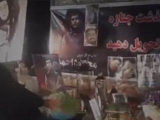 سوگواری مادر محمود احمدی بر مزار بی‌پیکر فرزندش