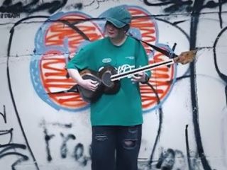 «اعتراف اجباری» نغمه مرادآبادی، نوازنده‌ تار به خاطر حمایت از «دختران اکباتان» + ویدیو