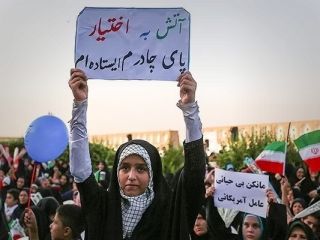 بالا گرفتن اختلافات درونی در جمهوری اسلامی بر سر «آتش‌‌به‌اختیاری» علیه آزادی پوشش زنان