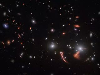 تصویر خیر‌ه‌کننده تلسکوپ جیمز وب از خمیدگی فضا-زمان در فاصله ۶.۳ میلیارد سال نوری زمین