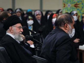 علی خامنه‌ای در جمع شاعران حکومتی: غربی‌ها، دارو را تحریم کردند و مانع از ورود واکسن کرونا به ایران شدند