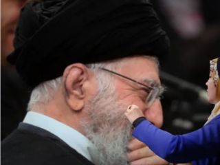 توهین به زنان در حضور خامنه‌ای و پاسخ تند زنان به این وقاحت