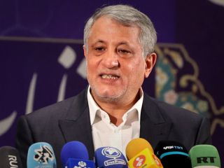 محسن هاشمی: کاهش ارزش پول ایران از قاجار تا دولت رئیسی «کمتر از کاهش آن در دو سال اخیر بوده است»