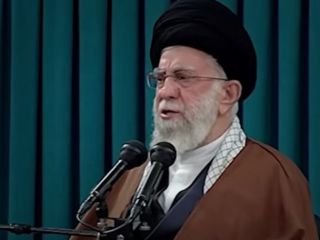 مخالفت خامنه‌ای با رفراندم؛ ترس از مردم، و کدخدایی که بلای ده ماست