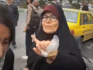 مقاومت و ایستادگی زنان در مقابل زنی که در اراک تذکر رعایت حجاب می‌دهد