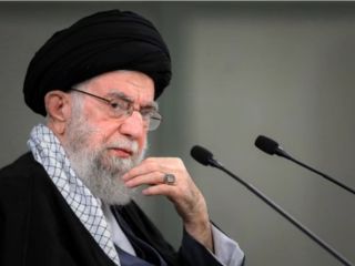 خامنه‌ای در جمع معلمان: از معلم توقع داریم احساس مسئولیت کند،فقط مسئله معیشت نیست