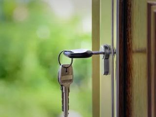 زندگی با والدین ؛ چرا جوانان ایتالیایی و ایرلندی نمی‌توانند مستقل شوند؟