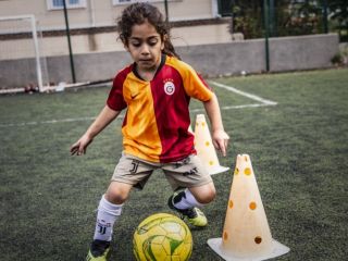 مدیر آکادمی سپاهان: جان آرات حسینی در خطر است، پدر آرات به پسرش نگاه بیزینسی دارد