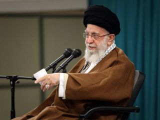 تعریف و تمجید علی خامنه‌ای از مجلس و «متلک و حاشیه» خواندن انتقادات از نمایندگان