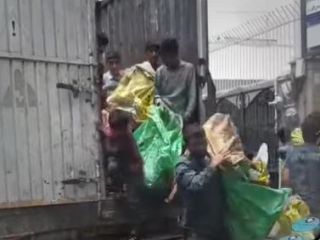 تخلیه گوسفندوارِ کودکانِ زباله‌گرد از یک کامیون در خیابان پاسداران