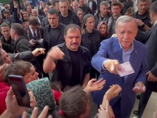 اقدام تحقیرآمیز اردوغان در حین انتخابات ترکیه با پخش پول برای خریدن رای