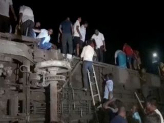 تصادف قطارهای مسافربری در هند بیش از ۲۰۰ کشته و ۱۰۰۰ مجروح به‌جا گذاشت