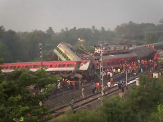 ویدیویی از صحنه تصادف مرگبار سه قطار در هند؛ حادثه‌ای که ۲۸۸ کشته و ۹۰۰ زخمی به جا گذاشت