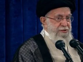 اعتراف بی‌سابقه خامنه‌ای به نفوذ سازمانهای جاسوسی آمریکا در بیتش