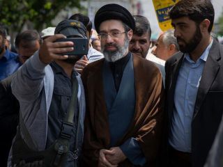 سرطان علی خامنه‌ای و سرطان فساد: حذف رقبای جانشینی مجتبی