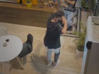 ویدیویی از یک کافه که اگر با رقص وارد شوید می توانید یک قهوه رایگان بگیرید